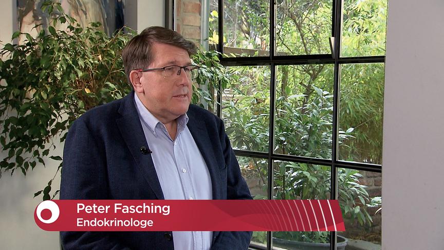 Prim. Univ. Prof. Dr. Peter Faschin spricht in einem hellen Raum vor Pflanzenkulisse und sein Name ist eingeblendet.