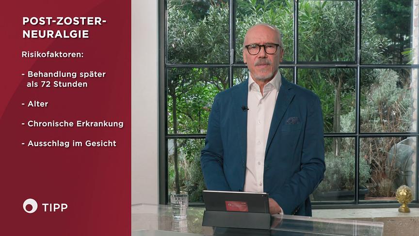 Prof. Dr. Siegfried Meryn steht im Studio hinter einem Tisch mit Tablet, neben einer Grafik mit dem Titel „Post‑Zoster‑Neuralgie“ und einer Liste von Risikofaktoren.