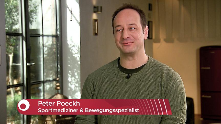 Peter Poeckh, Sportmediziner und Bewegungsspezialistgibt ein Interview im Studio neben einem Fenster mit Blick in den Garten.