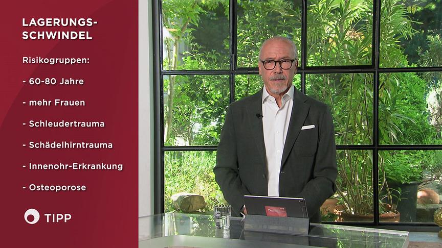 Prof. Dr. Siegfried Meryn Ein Moderator steht in einem Studio vor großen Fenstern, links neben ihm eine Infografik zu „Lagerungsschwindel“ mit aufgelisteten Risikogruppen.