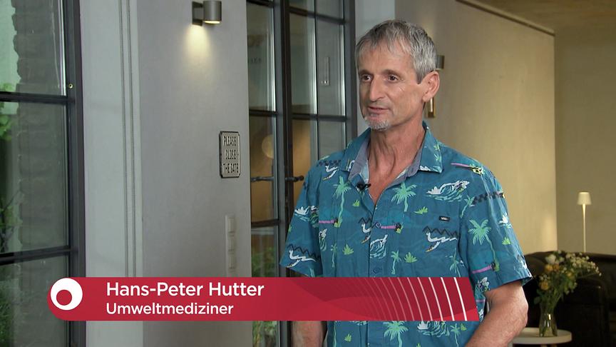 Der Umweltmediziner Hans-Peter Hutter spricht im Studio neben großen Fenstern.