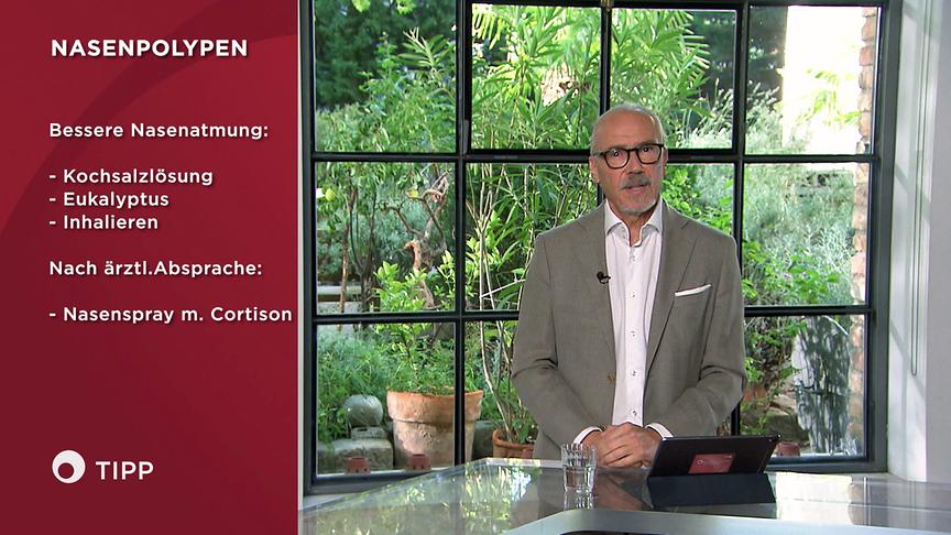 Prof. Dr. Siegfried Meryn gibt im Studio neben einer Infografik Tipps zur besseren Nasenatmung bei Nasenpolypen. 