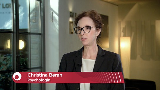 Die Psychologin Christina Beran spricht im "Bewusst gesund"-Studio in die Kamera.