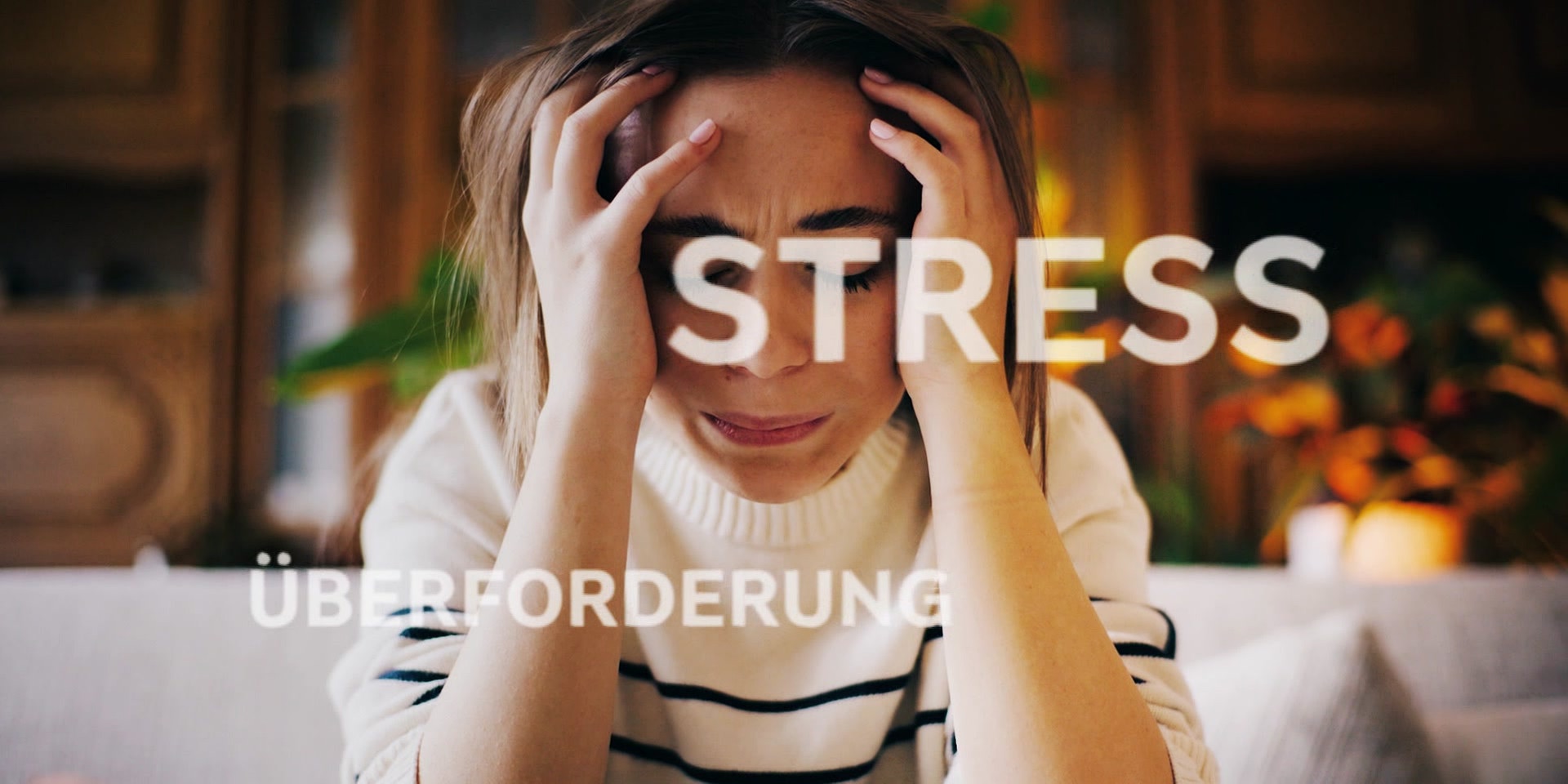 Eine Frau hält sich gestresst den Kopf, während die Begriffe „Stress“ und „Überforderung“ eingeblendet sind.