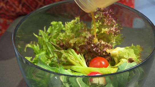 © ORF "bewusst gesund" am 8. Juni 2019: Durstlöscher – Essig, das Wellnessgetränk: Frühlingssalat mit Honig-Senf-Dressing