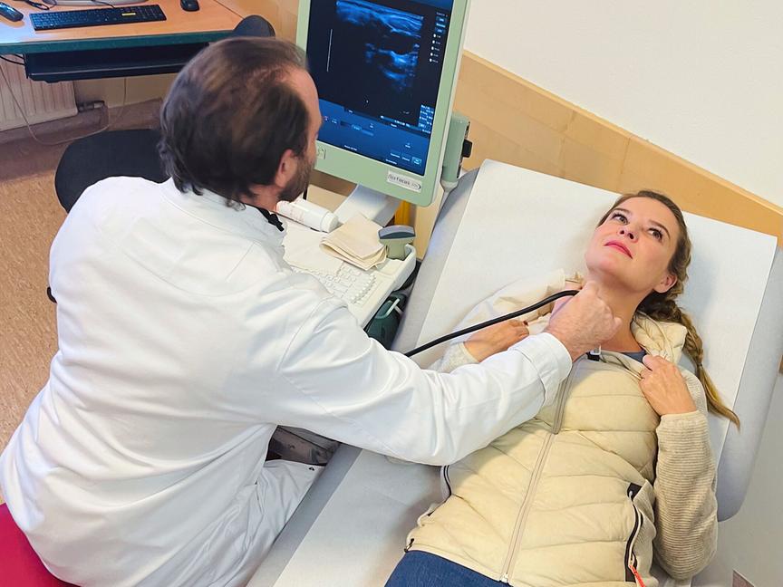 "G´sund in Österreich: Unser Salz - weißes Gold mit dunkler Seite": Dr. Christine Reiler beim Schilddrüsenultraschall mit Dr. Michael Hörletzberger.