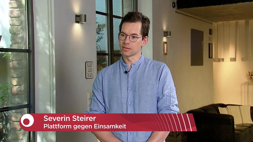 Severin Steirer von der Plattform gegen Einsamkeit steht im Studio beim Interview - sein Name und die Plattform sind dabei grafisch eingeblendet.