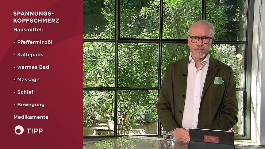 Prof. Dr. Siegfried Meryn steht an einem Tisch im Studio und gibt Tipps gegen Spannungskopfschmerzen, die grafisch links eingeblendet sind.