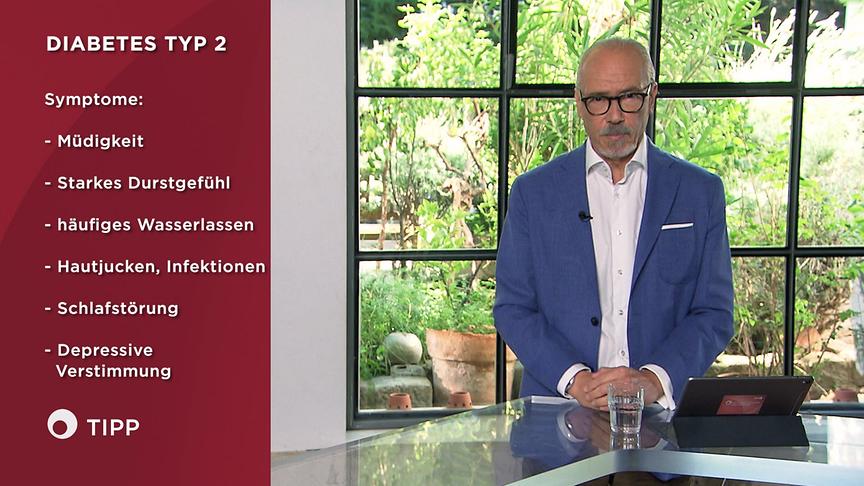 Siegfried Meryn spricht über die Symptome von Diabetes Typ 2, die links in einer Infografik eingeblendet sind.