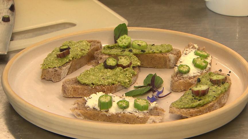 "Bewusst gesund" am 11.10.2025: Teller mit Okra-Ziegenkäse Aufstrich auf Broten