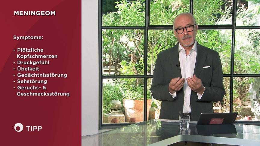 © ORF Univ.-Prof. Dr. Siegfried Meryn im Studio mit Grafik zu den Symptomen von Meningeom