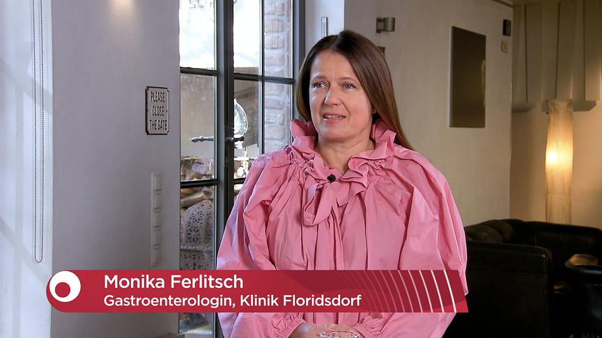 Prim.a Prof.in Dr.in Monika Ferlitsch beim Interview im Studio, eingeblendet sind ihr Name und ihre Tätigkeit als Gastroenterologin an der Klinik Floridsdorf.