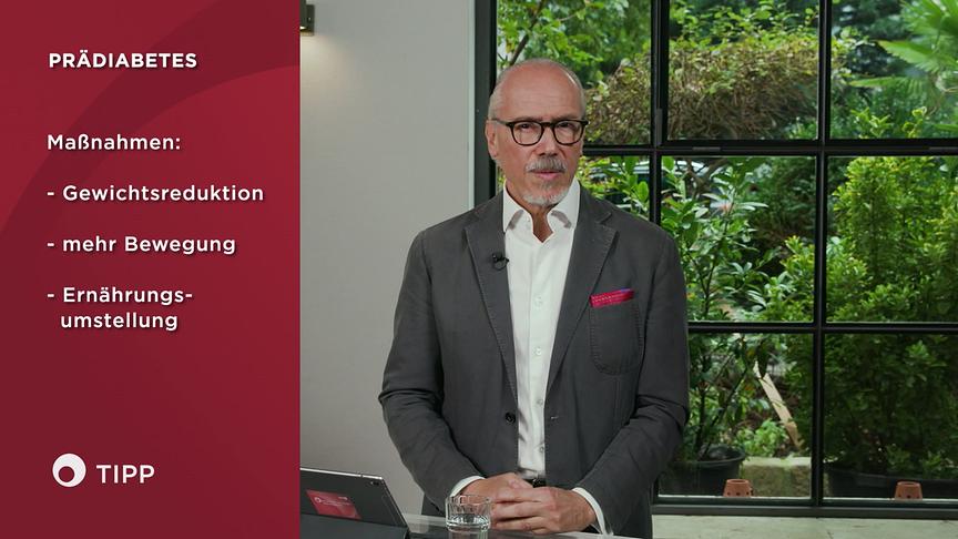 Univ.-Prof. Dr. Siegfried Meryn steht vor einer großen Fensterfront, links im Bild sind Tipps zu Maßnahmen gegen Prädiabetes eingeblendet.