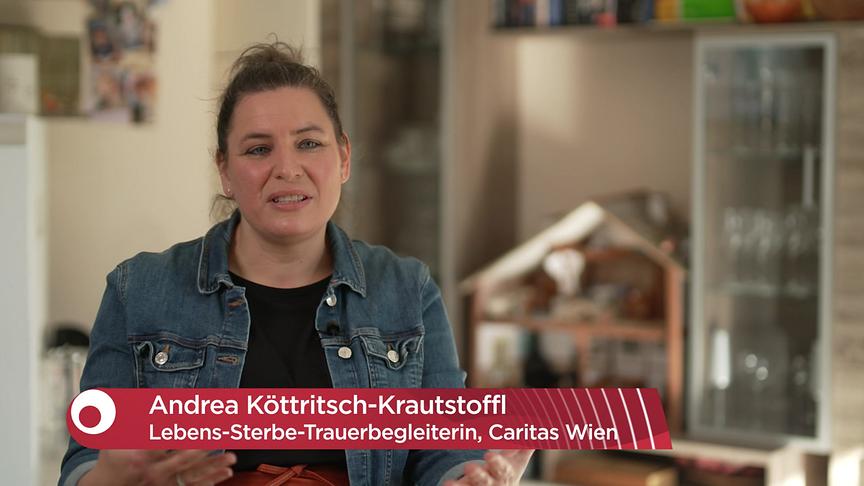 Andrea Köttritsch-Krautstoffl spricht in einem Interview, eingeblendet ist ihr Name und ihre Tätigkeit als Lebens-Sterbe-Trauerbegleiterin bei der Caritas Wien.