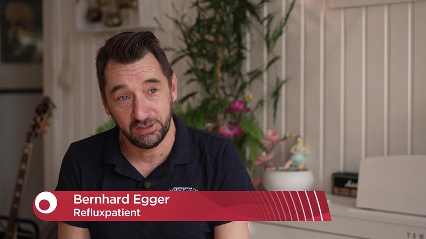 Refluxpatient Bernhard Egger sitzt in einem wohnlich eingerichteten Raum beim Interview.