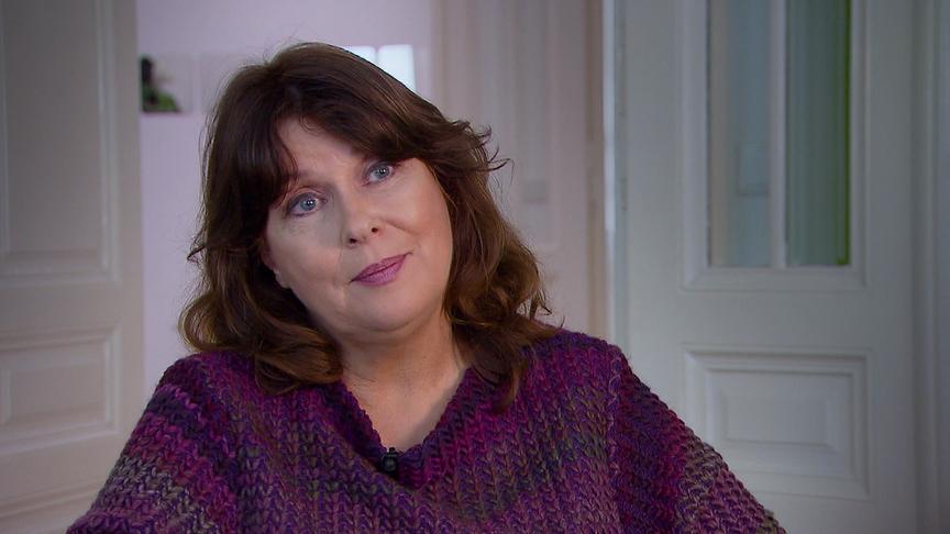Martina Rupp sitzt in einer hellen Altbauwohnung und spricht in einem Interview.