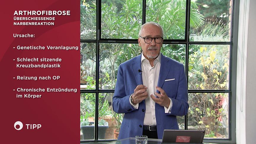 Prof. Dr. Siegfried Meryn erklärt medizinische Informationen zu Arthrofibrose, die links in einer Grafik eingeblendet sind.