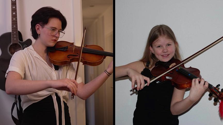 Abbildung einer Frau als Erwachsene und als Mädchen beim Geige-Spielen – links als Erwachsene in einem Raum mit Gitarren im Hintergrund und rechts als Mädchen vor einer hellen Wand.