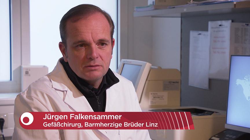 Prim. Priv.-Doz. Dr. Jürgen Falkensammer beim Interview in einer medizinischen Umgebung. Sein Name wird grafisch eingeblendet.