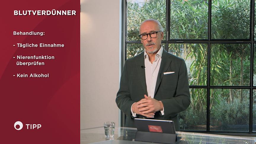 Prof. Dr. Siegfried Meryn präsentiert Informationen über Blutverdünner neben einer rot eingeblendeten Grafik mit Behandlungshinweisen.