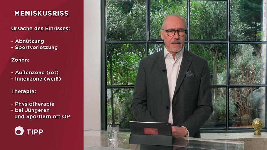 Im Studio gibt Prof. Dr. Siegfried Meryn Informationen zu den Ursachen eines Meniskusrisses, die in einer Informationsgrafik links im Bild angeführt werden.