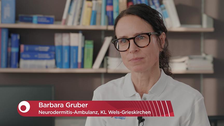 Barbara Gruber in medizinischer Kleidung wird vor einem Bücherregal interviewt, mit eingeblendeter Namens- und Positionsgrafik.