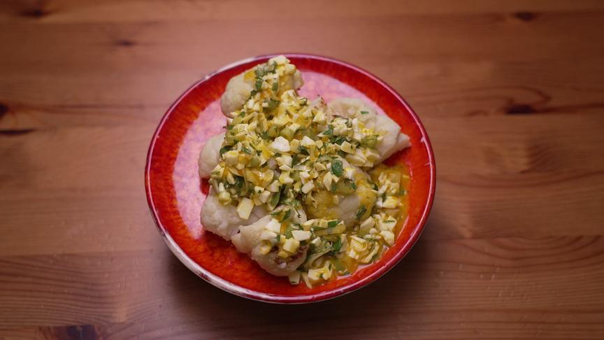 Teller mit Karfiol bedeckt mit der Ei-Vinaigrette