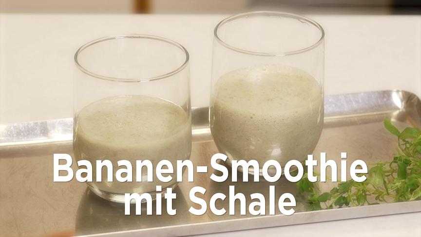 Zwei Gläser mit einem hellem Bananen-Smoothie stehen auf einem Tablett.