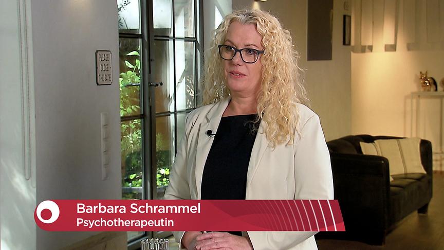 Psychotherapeutin Barbara Schrammel steht im Studio beim Interview - ihr Name und Beruf sind dabei grafisch eingeblendet.