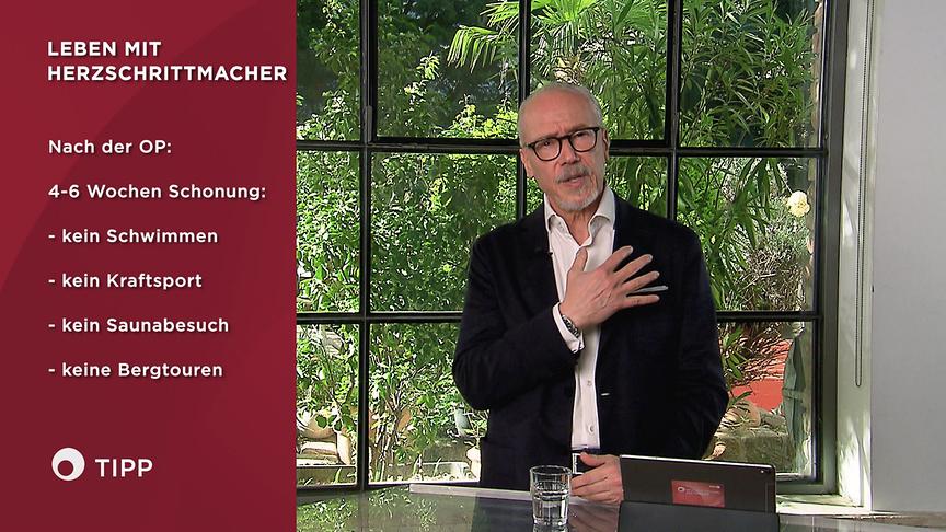 Prof. Dr. Siegfried Meryn steht an einem Tisch im Studio und gibt Hinweise zum Leben mit einem Herzschrittmacher nach einer Operation, die grafisch links eingeblendet sind.
