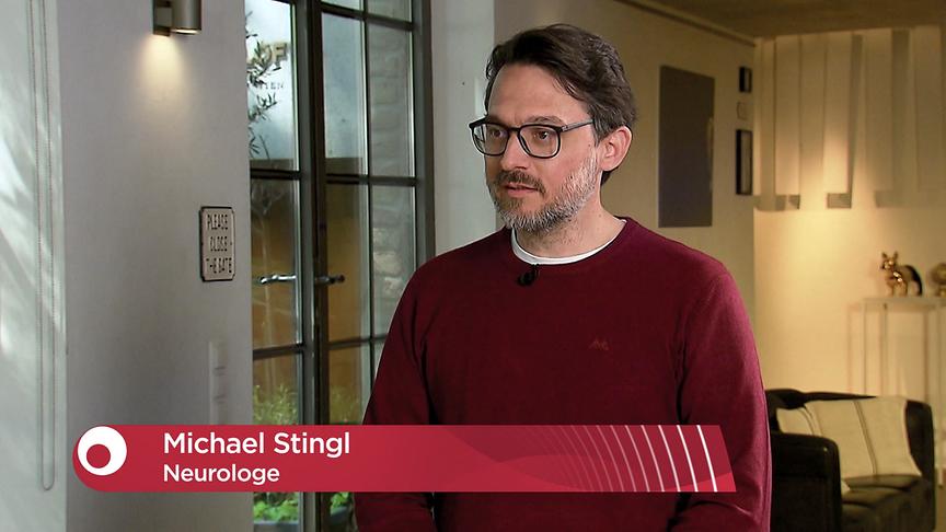 Neurologe Michael Stingl beim Interview im Studio. Sein Name und Beruf ist grafisch unten eingeblendet.