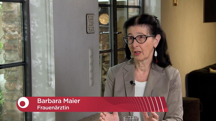 DDr. Barbara Maier steht im Studio und spricht gestikulierend, eingeblendet ist eine rote Bauchbinde mit ihrem Namen und der Berufsbezeichnung Frauenärztin.