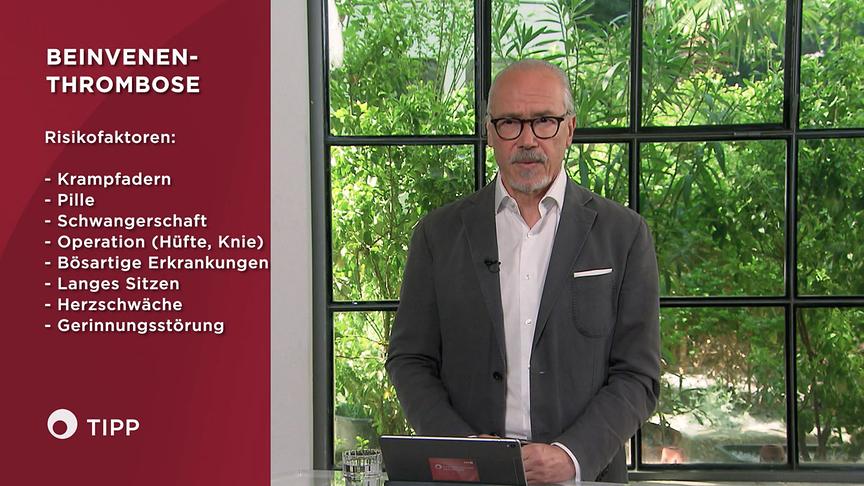 Prof. Dr. Siegfried Meryn informiert im Studio über Beinvenenthrombose und deren Risikofaktoren, die links in einer Infografik eingeblendet sind.
