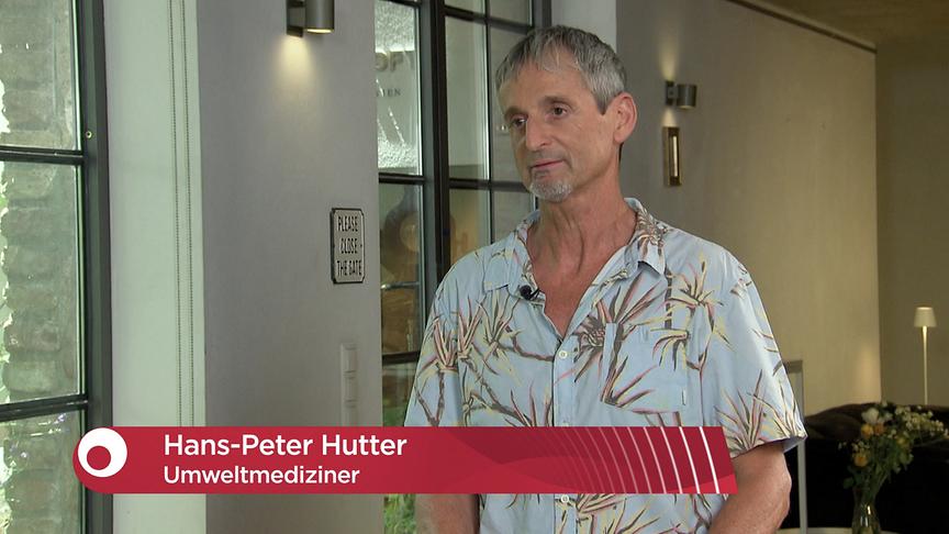 Der Umweltmediziner Hans-Peter Hutter spricht im Studio neben großen Fenstern.