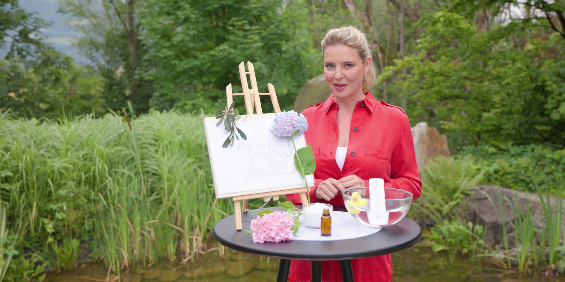 Dr. Christine Reiler erklärt an einem Stehtisch vor einem einem Teich den Aufbau der Haut.