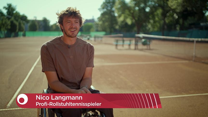 Rollstuhltennisspieler Nico Langmann sitzt für ein Interview auf einem Tennisplatz.
