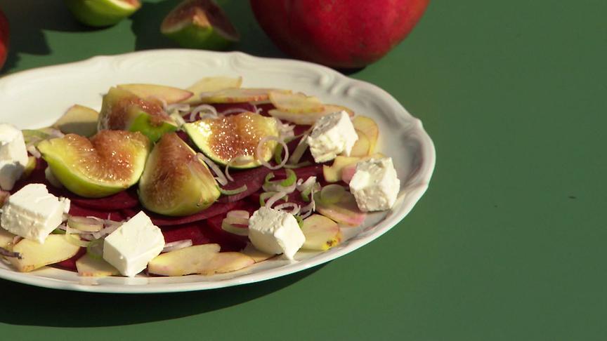 Ein Salat mit Roten Rüben, Feigen, Apfelscheiben, Lauch und Feta ist angerichtet.