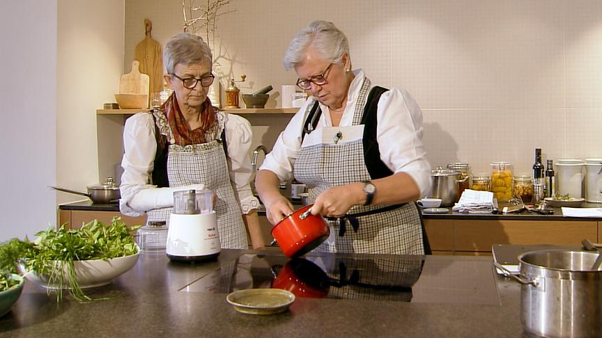 "kreuz und quer: Heilende Gärten": Inge Daberer und Sissy Sonnleitner beim Kochen
