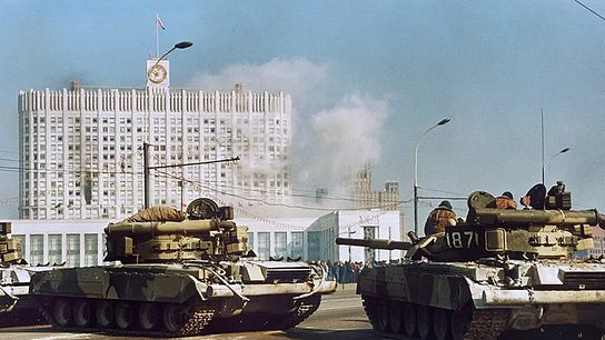 1993 - Panzer der russischen Armee beschießen das Weiße Haus in Moskau