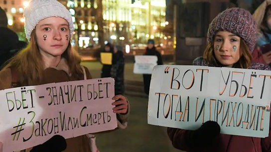 Junge Frauen protestieren gegen häusliche Gewalt