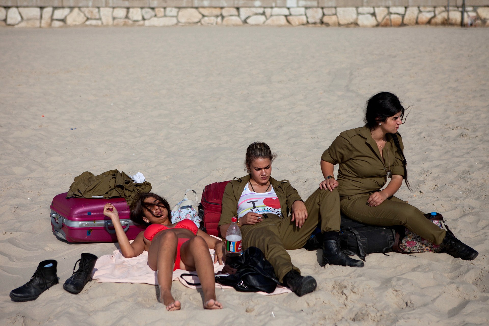 Армейский отпуск. Израильские девушки. Девушки в армии Израиля на пляже. Израильская армия. Израильские солдаты на пляже.